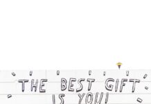 새해에는 더 많은 봉사활동을 해보자 woman walking beside wall with the best gift is you graffiti