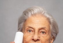 “다크서클과 눈가 잔주름, 원인은 한 가지가 아닙니다” woman in purple crew-neck top