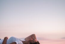 호흡·자세·미세 움직임이 몸과 마음을 연결하는 섬세한 통로 woman lying on white dock