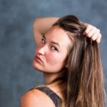 내 머릿결도 리셋된다… 일상 속 ‘헤어 건강 루틴’으로 건강한 변화를 woman in black tank top