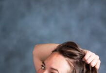 내 머릿결도 리셋된다… 일상 속 ‘헤어 건강 루틴’으로 건강한 변화를 woman in black tank top