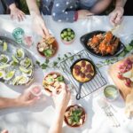 바쁜 일상 속에서도 충분히 가능한 ‘마음 챙김 식사법’, 건강을 담다 people holding clear drinking glasses