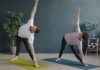 남자와 요가(Men’s Yoga): “유연해야 할 수 있다?” 편견을 깨고 남성이 요가 매트에 서야 하는 이유 Couple practicing yoga in a modern room.