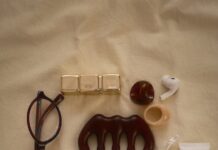 만성피로, 작은 변화로 쌓이는 활력…주목받는 ‘마이크로 루틴’ 실천법 Eyeglasses, comb, lotion, watch, and earbuds arranged flat lay.