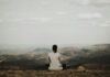 집에서 실천하는 ‘마음챙김 산책’… 심신이 건강해지는 새로운 트렌드 woman sitting on cliff overlooking mountains during daytime