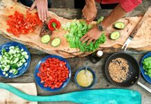 집밥의 재발견… 건강한 식탁 위한 ‘홈쿡 챌린지’ 열풍 person slicing green vegetable in front of round ceramic plates with assorted sliced vegetables during daytime