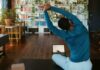 집콕 시대, ‘홈트레이닝’으로 건강 지키기…작은 변화가 만드는 큰 효과 a man doing yoga in a living room