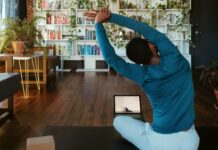 집콕 시대, ‘홈트레이닝’으로 건강 지키기…작은 변화가 만드는 큰 효과 a man doing yoga in a living room