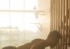 내 근육이 바뀌면 건강이 달라진다…일상 속 ‘근육 생활화’ 실천법 a man is doing push ups on a machine