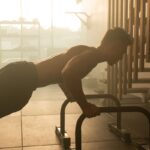 내 근육이 바뀌면 건강이 달라진다…일상 속 ‘근육 생활화’ 실천법 a man is doing push ups on a machine