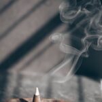 일상에 스며드는 대체요법, 건강 습관으로 실천하기 white smoke on brown wooden table