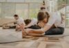 필라테스, 바쁜 한국인의 몸과 마음을 위한 실용적 운동법으로 인기 a group of people doing yoga in a room