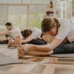 필라테스, 바쁜 한국인의 몸과 마음을 위한 실용적 운동법으로 인기 a group of people doing yoga in a room