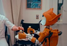 AI, 내 손안의 건강 파트너…일상 속 똑똑하게 챙기는 건강 관리법 Man gives robot bottles on a tray